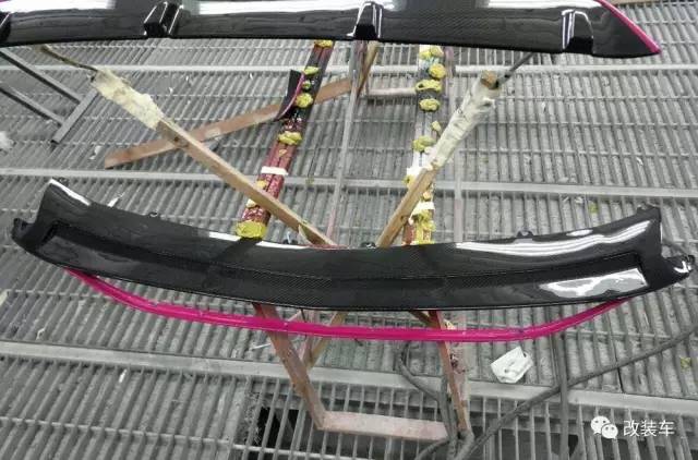 一双美腿迷倒无数人的机车粉妹,如今换上奔驰A45变身黑武士!