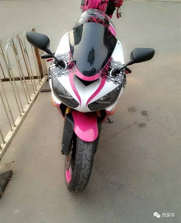 一双美腿迷倒无数人的机车粉妹,如今换上奔驰A45变身黑武士!