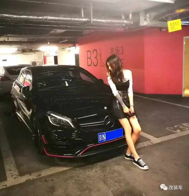 一双美腿迷倒无数人的机车粉妹,如今换上奔驰A45变身黑武士!