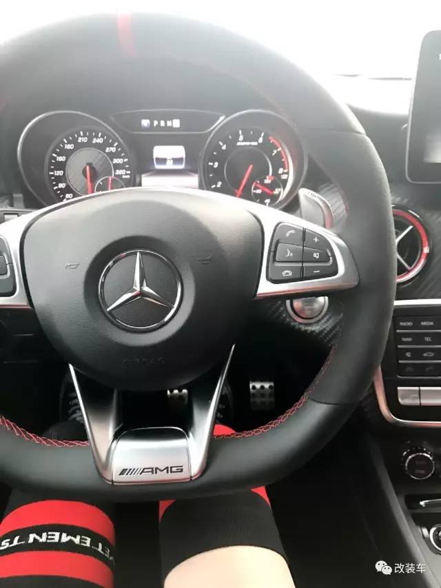 一双美腿迷倒无数人的机车粉妹,如今换上奔驰A45变身黑武士!