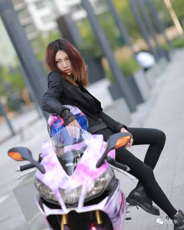 一双美腿迷倒无数人的机车粉妹,如今换上奔驰A45变身黑武士!