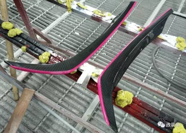 一双美腿迷倒无数人的机车粉妹,如今换上奔驰A45变身黑武士!