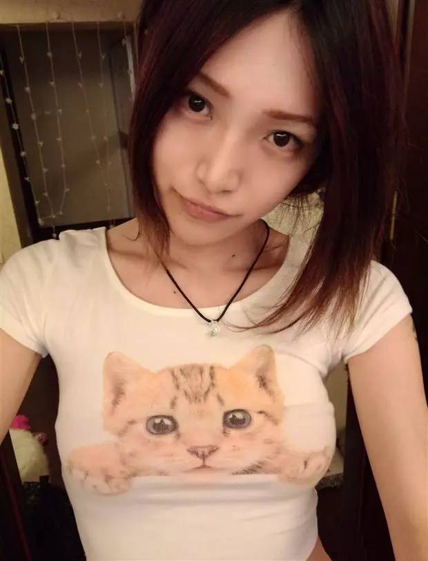 一双美腿迷倒无数人的机车粉妹,如今换上奔驰A45变身黑武士!