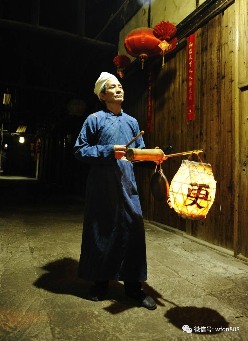 只能依靠人晚上走街串巷,敲竹或锣的人进行报时,而这些报时的人呢