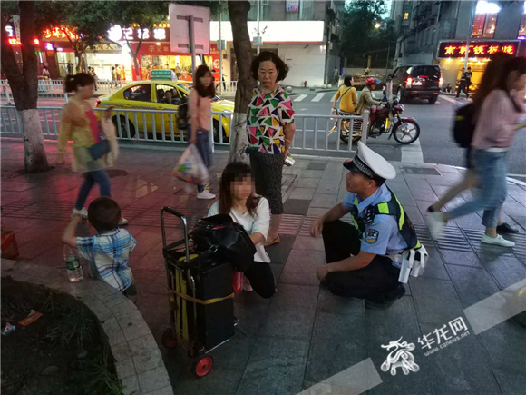 　　民警规劝女子停止卖唱。沙坪坝警方供图，华龙网发。