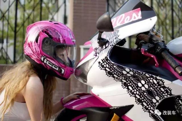 一双美腿迷倒无数人的机车粉妹,如今换上奔驰A45变身黑武士!