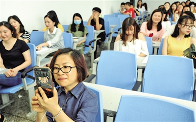 昨日下午，西南大学应用技术学院教室，邹琰老师用手机进行视频直播推销学生。