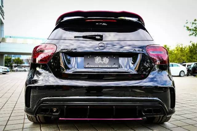 一双美腿迷倒无数人的机车粉妹,如今换上奔驰A45变身黑武士!