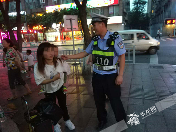 　　卖唱女子背起孩子准备离开。沙坪坝警方供图，华龙网发。