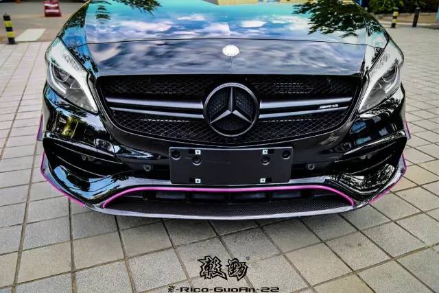 一双美腿迷倒无数人的机车粉妹,如今换上奔驰A45变身黑武士!