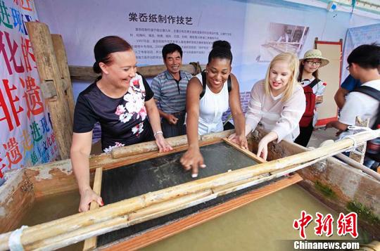 图为国际友人体验非遗项目。 林波 摄