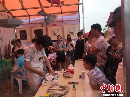 图为鱼拓展示。 林波 摄