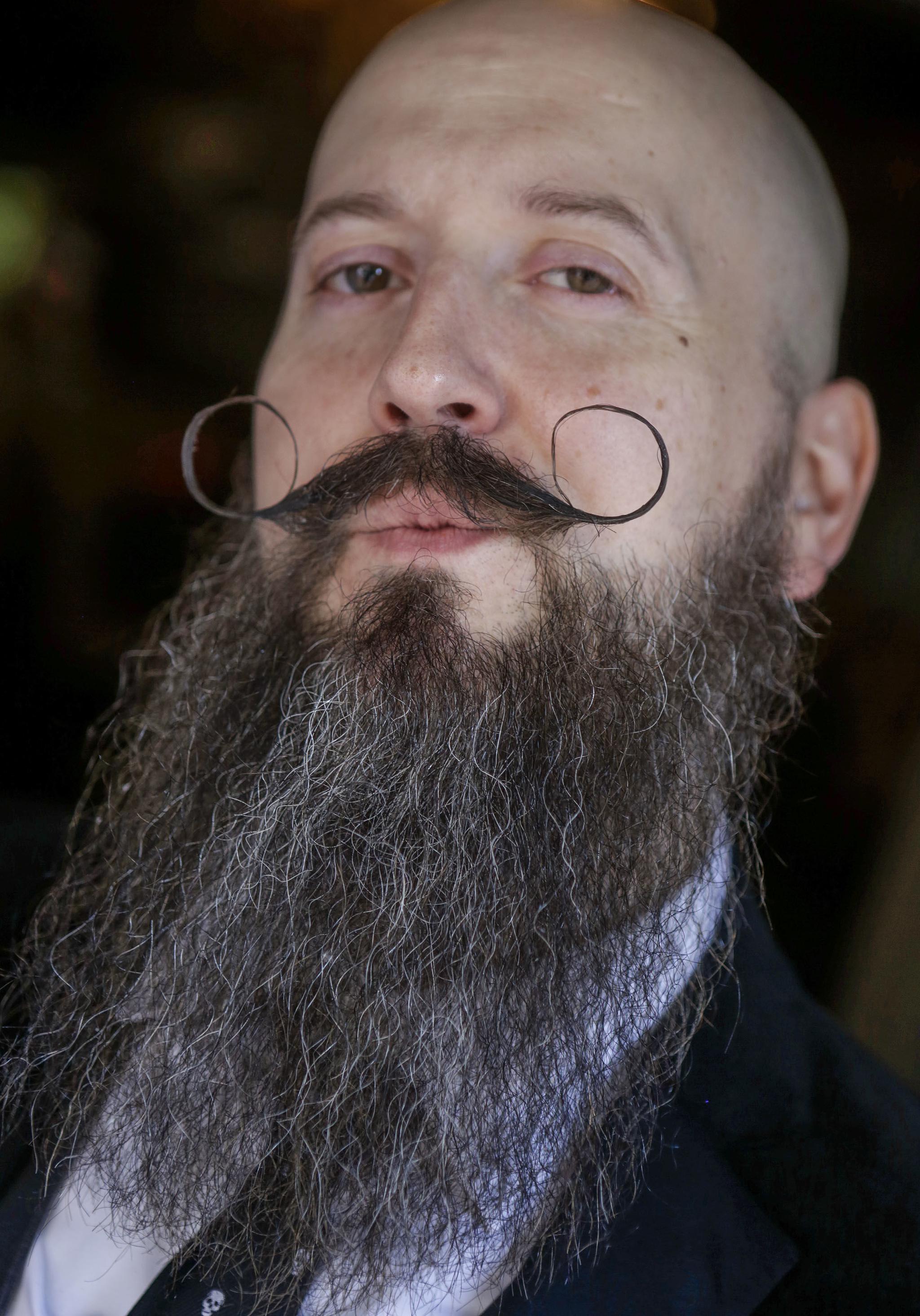 温哥华举行胡子选美大赛 女性也来参赛了|胡子|选美|梁森_新浪新闻