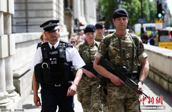 英国政府安排武装士兵在议会、政府、火车站等重点区域支援警察部队，在警察的指挥下进行巡逻。