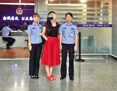 自己迟到误机却掌掴机场值机员 女博士被拘10