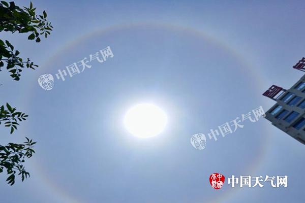 昨天，北京现日晕景观。