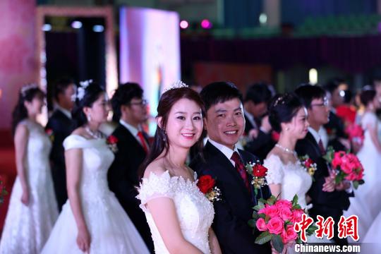 集团婚礼现场的一对新人 王舒 摄