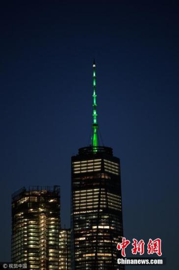 当地时间6月1日，美国纽约世界贸易中心一号大楼楼顶亮起绿色灯光，作为对特朗普决定退出《巴黎协定》的抗议。