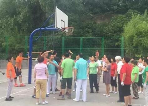 广场舞抢地盘 大妈:新场地太小 不够两百多人跳