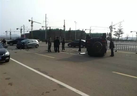 600万的奔驰大G说翻就翻,其中一辆竟然输给了本田飞度!