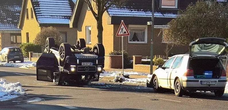 600万的奔驰大G说翻就翻,其中一辆竟然输给了本田飞度!