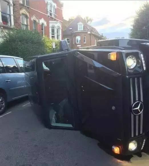 600万的奔驰大G说翻就翻,其中一辆竟然输给了本田飞度!