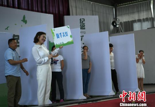 世界环境日 重庆市民肢体动作表达环保词汇|肢