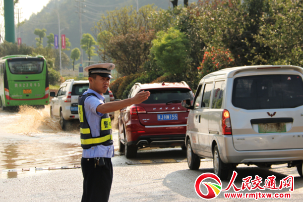 贵州丹寨：暴雨路面积水 交警及时排险