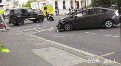 600万的奔驰大G说翻就翻,其中一辆竟然输给了本田飞度!