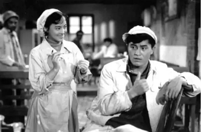 求一部国产老电影名女主北京的记者到乡下去找宝药