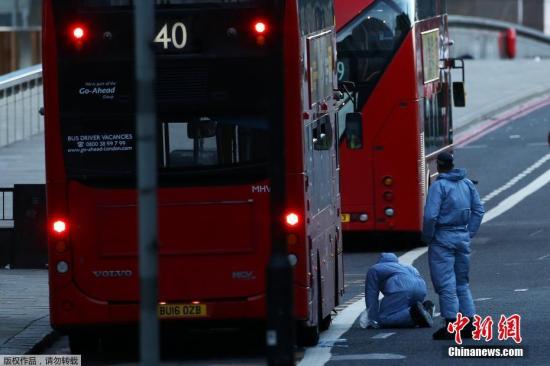 恐袭发生后，警方在伦敦巴金区（Barking）进行大规模搜捕并逮捕了12人。图为司法调查人员在案发地点进行搜寻调查。