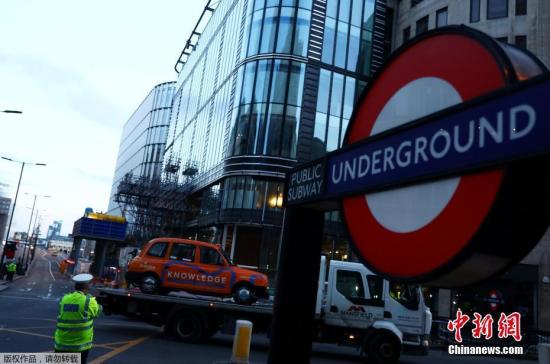 当地时间6月4日，伦敦警察局表示，伦敦3日晚发生恐怖袭击事件之后，警方已逮捕了12名与此事有关的嫌疑人，目前搜捕和调查行动仍在持续。图为警方将伦敦桥上被恐袭分子驾驶货车撞坏的出租车转移。