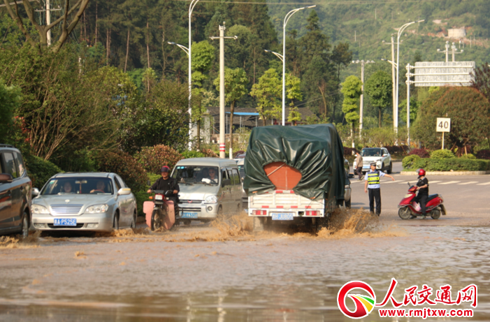 贵州丹寨：暴雨路面积水 交警及时排险