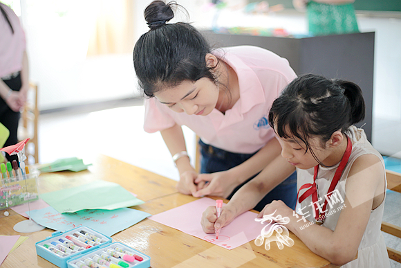 叠祝福写下希望 上百架纸飞机带着折翼天使一