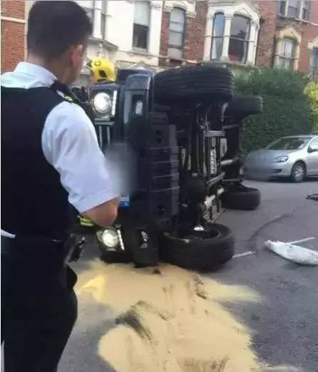 600万的奔驰大G说翻就翻,其中一辆竟然输给了本田飞度!