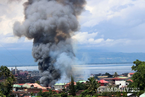 5月27日，在菲律宾南部棉兰老岛，空袭造成的浓烟升起。（图片来源：新华社）