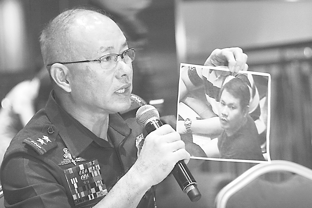  菲律宾警方展示卡洛斯照片。