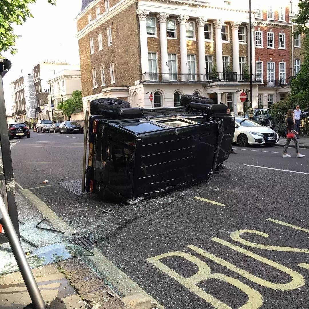 600万的奔驰大G说翻就翻,其中一辆竟然输给了本田飞度!