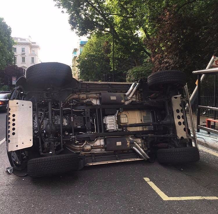 600万的奔驰大G说翻就翻,其中一辆竟然输给了本田飞度!