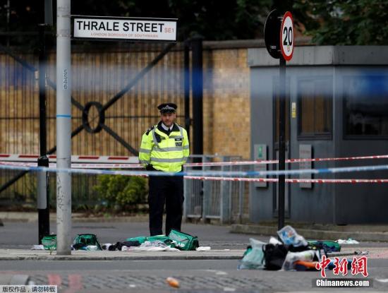 在位于伦敦桥附近巴罗集市（Borough Market），两名男子持刀行凶。其中1名男性嫌犯被警察击中后倒地，身上还绑有小型金属容器。图为警察在巴罗集市对现场进行封锁。