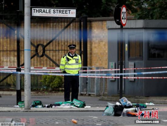 在位于伦敦桥附近巴罗集市(Borough Market),两名男子持刀行凶。其中1名男性嫌犯被警察击中后倒地,身上还绑有小型金属容器。图为警察在巴罗集市对现场进行封锁。据CNN报道,极端组织“伊斯兰国”有关的媒体宣称,该组织成员为袭击负责。但是,有分析称,该组织并不能提供任何证据证明与此案有关。