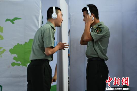 世界环境日 重庆市民肢体动作表达环保词汇