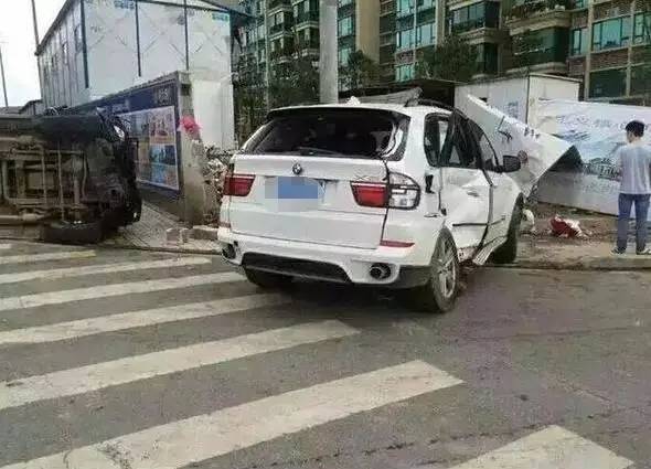 600万的奔驰大G说翻就翻,其中一辆竟然输给了本田飞度!