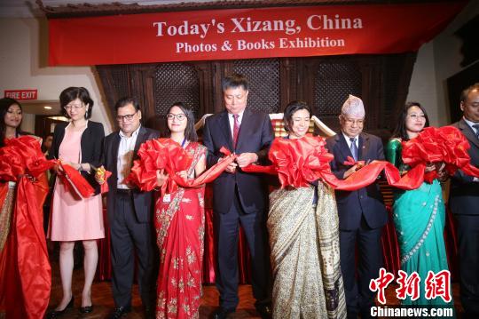 中尼两国嘉宾为“今日中国西藏”图片、图书展剪彩。 张晨翼 摄