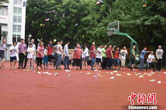 放飞纸飞机 西南大学