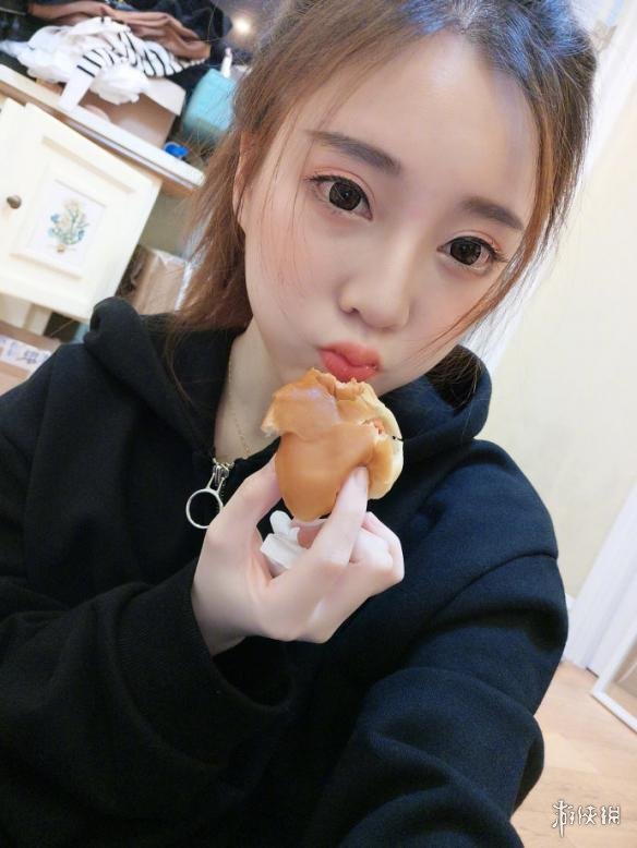 主播冯提莫城隍庙开直播 走夜路被大批男粉 捕