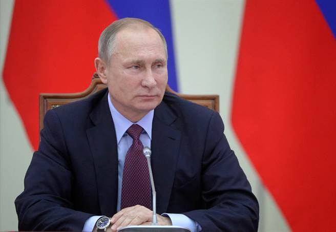 俄罗斯总统普京在被节目专访也不干示弱反击，否定介入美国大选，更霸气回呛：“我们才不在乎谁是美国总统。”（图源：美联社）