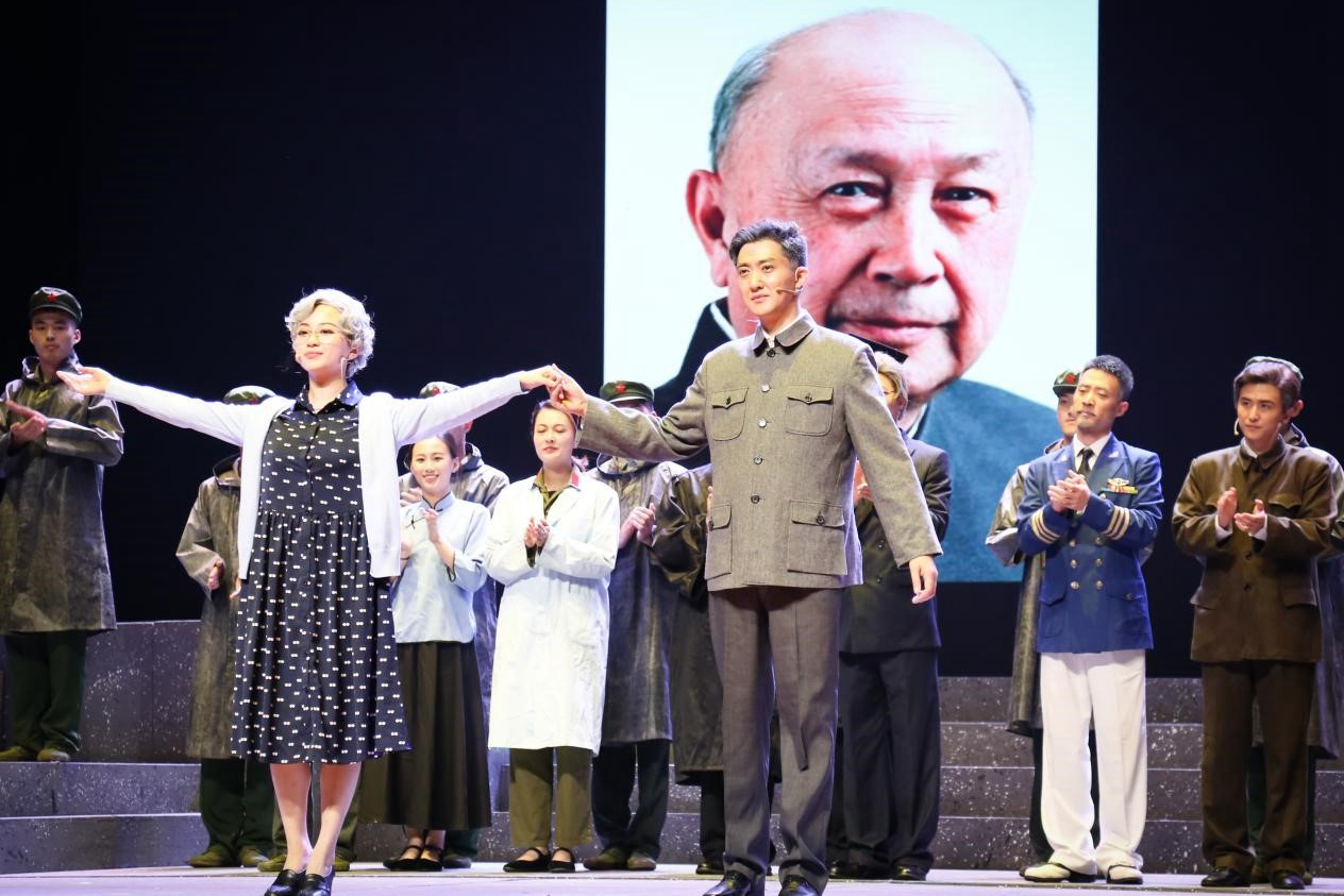 上海交大原创话剧《钱学森》在渝汇演 爱国情