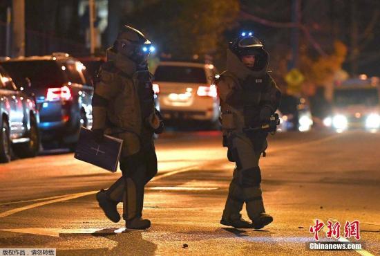 下午6时左右,劫持者露面与警方交火,劫持者被击毙,被劫持的年轻女性安全获救。3名警察在交火中受伤,其中2人被送往医院。图为澳大利亚警方拆弹小组成员在事发地点附近。