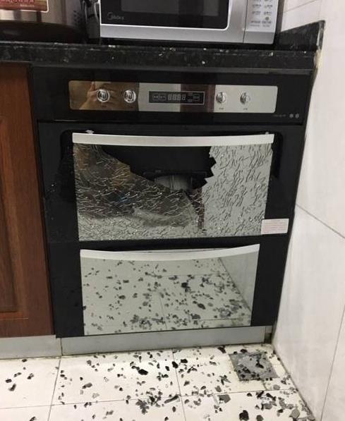 厨房的消毒柜突然爆炸 玻璃碎一地吓坏男子